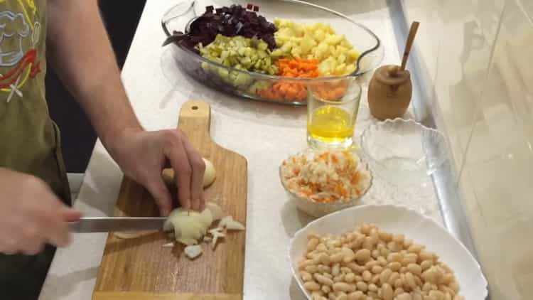 Per fare un'insalata, trita la cipolla