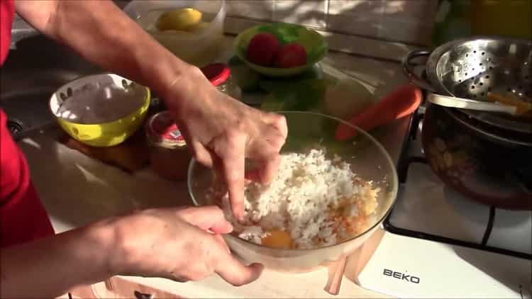 Mescola gli ingredienti per cucinare.