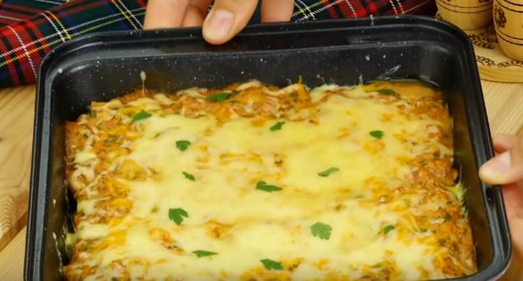 Il cavolo ripieno in forno con salsa di pomodoro e panna acida è pronto.