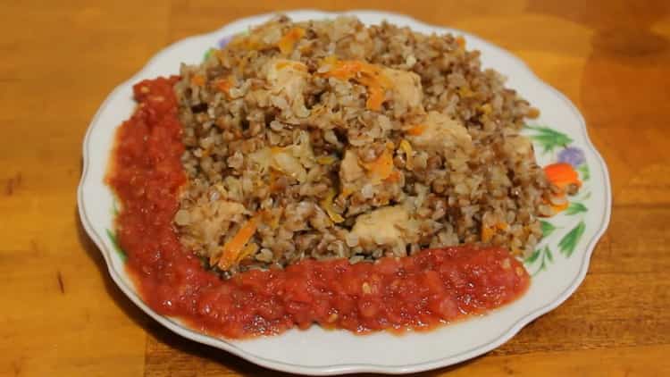 Delizioso grano saraceno in stile mercantile con carne di maiale a cottura lenta