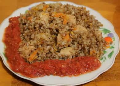 Gustoso commerciante di grano saraceno con carne di maiale in una pentola a cottura lenta 🍲