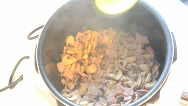 Per preparare il grano saraceno, tagliare i funghi