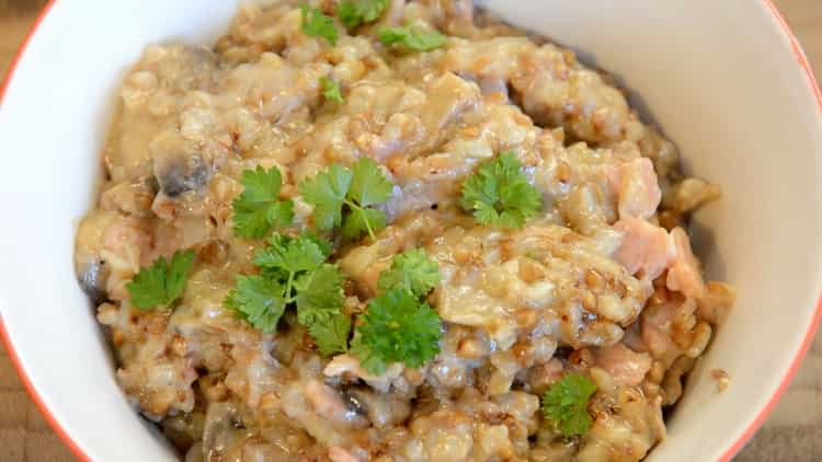 il grano saraceno con funghi in una pentola a cottura lenta è pronto