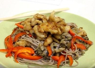 Deliziosi noodles di grano saraceno con pollo: cuciniamo secondo una ricetta passo passo con foto e video.