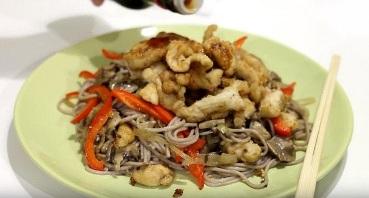 Ang buckwheat noodles na may manok ay magiging mas masarap kung ihahatid sa sarsa ng teriyaki.