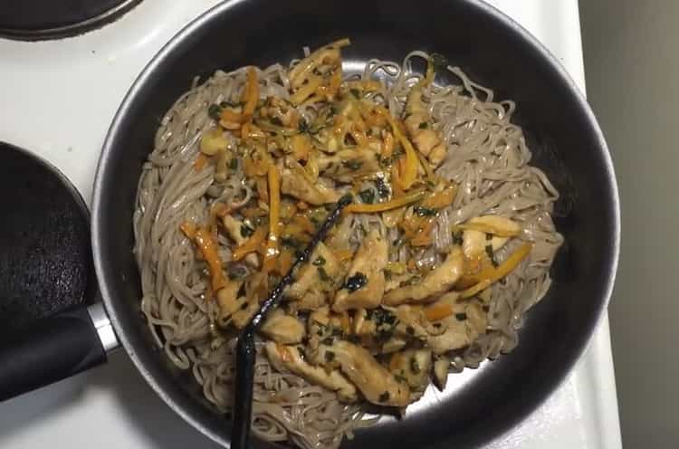 Mescola gli ingredienti per preparare le tagliatelle.