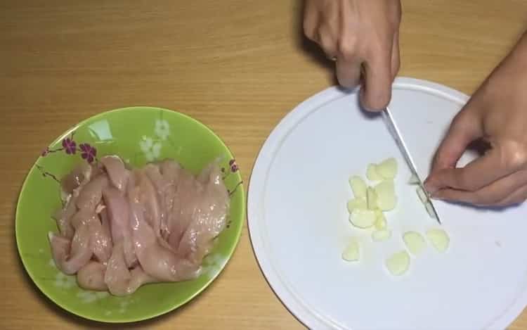 Trita l'aglio per preparare le tagliatelle