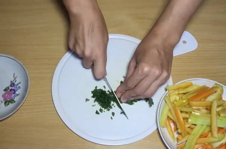 Per cucinare le tagliatelle, tritare le verdure