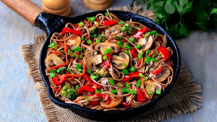 tagliatelle di grano saraceno con verdure pronte