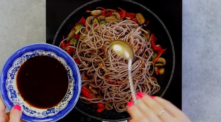 Per cucinare le tagliatelle di grano saraceno con le verdure, versare la salsa