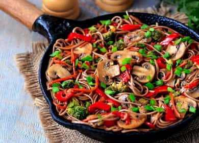 Tagliatelle di grano saraceno con verdure e funghi - un piatto vegetariano leggero, abbondante e colorato 🍝