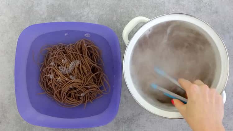 Per preparare le tagliatelle di grano saraceno con le verdure, mettile in padella