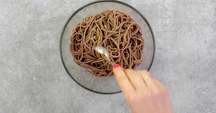 Per preparare le tagliatelle di grano saraceno con le verdure, aggiungi l'olio d'oliva