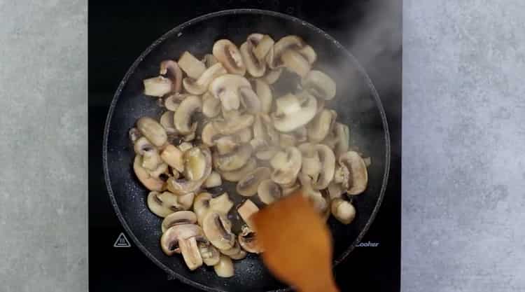 Per preparare le tagliatelle di grano saraceno con le verdure, friggi i funghi