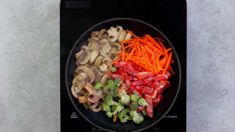 Per preparare spaghetti di grano saraceno con verdure, friggere le verdure