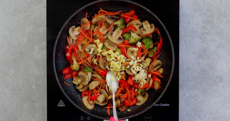 Per preparare le tagliatelle di grano saraceno con le verdure, mescola gli ingredienti