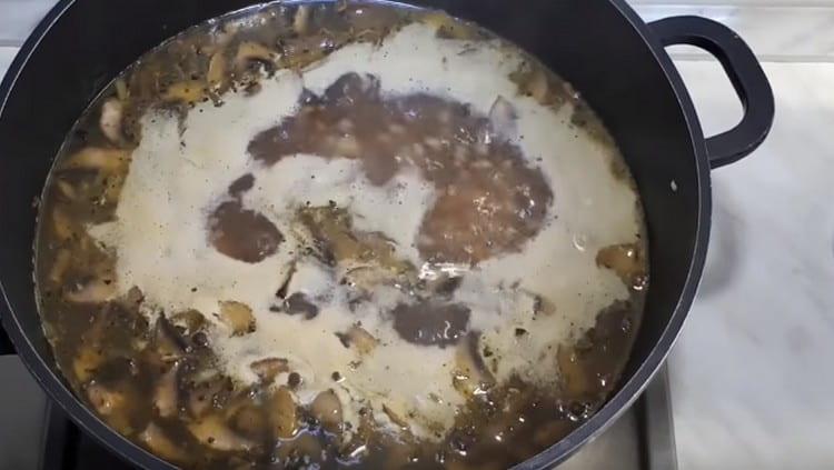 Cuocere la zuppa fino a quando le patate sono pronte.