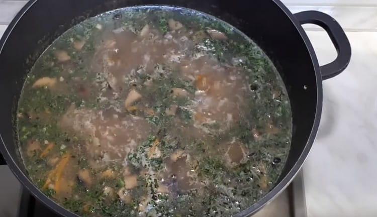 cuocere la zuppa per qualche altro minuto, spegnerla e lasciarla fermentare.