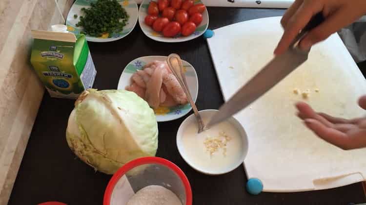 Per preparare lo shawarma, prepara la salsa