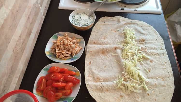 Per cucinare lo shawarma, metti il ​​cavolo sul pane pita