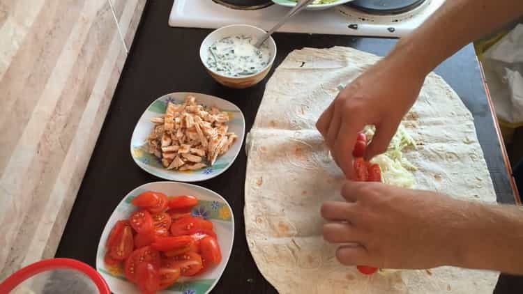 Per lo shawarma, metti i pomodori su una pita