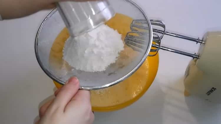 Prepara gli ingredienti per i waffle fatti in casa.