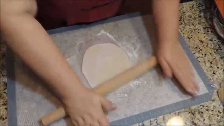 Stendi la pasta per fare le tagliatelle fatte in casa