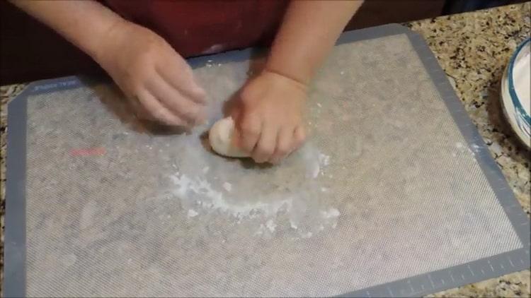 Impastare la pasta per fare le tagliatelle fatte in casa.