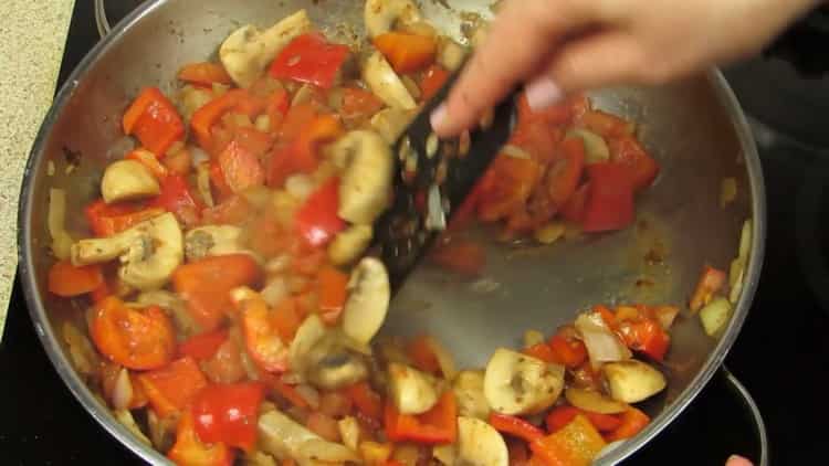 Friggi le verdure per preparare le frittelle di patate