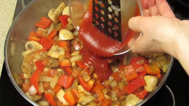 Aggiungi il concentrato di pomodoro per preparare le frittelle di patate