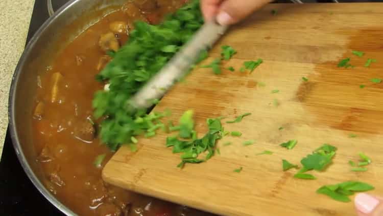 Trita le verdure per preparare le frittelle di patate