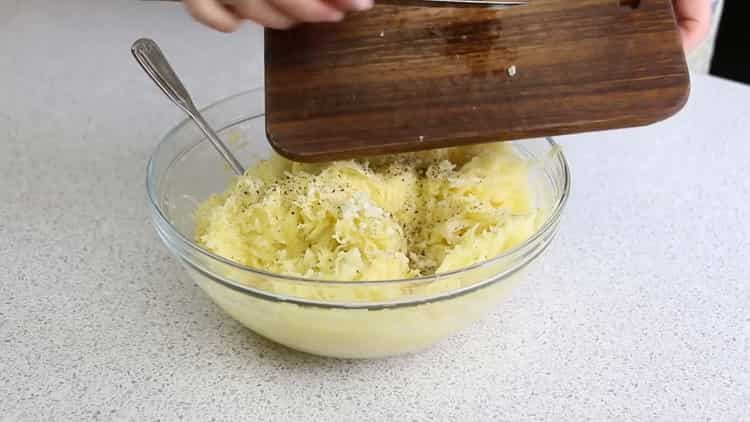 Aggiungi le spezie per preparare le frittelle di patate