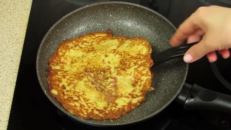 Friggere le patate per preparare le frittelle di patate