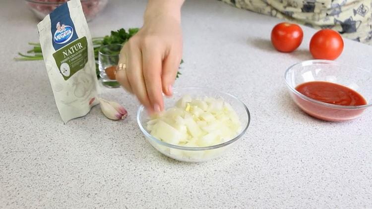 Per preparare frittelle di patate, tagliare la cipolla