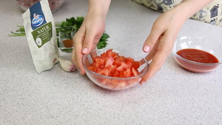 Per preparare frittelle di patate, tagliare i pomodori