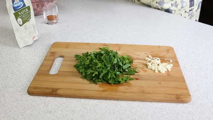 Per preparare frittelle di patate, tagliare le verdure