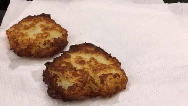 Rimuovi il grasso in eccesso per preparare le frittelle di patate