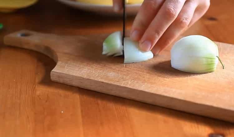 Per preparare frittelle di patate, tagliare la cipolla