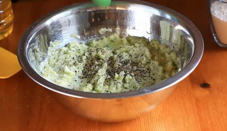 Preparare gli ingredienti per i pancake di patate