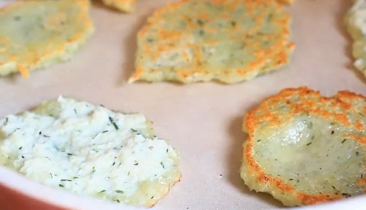 Friggere le patate per preparare le frittelle di patate