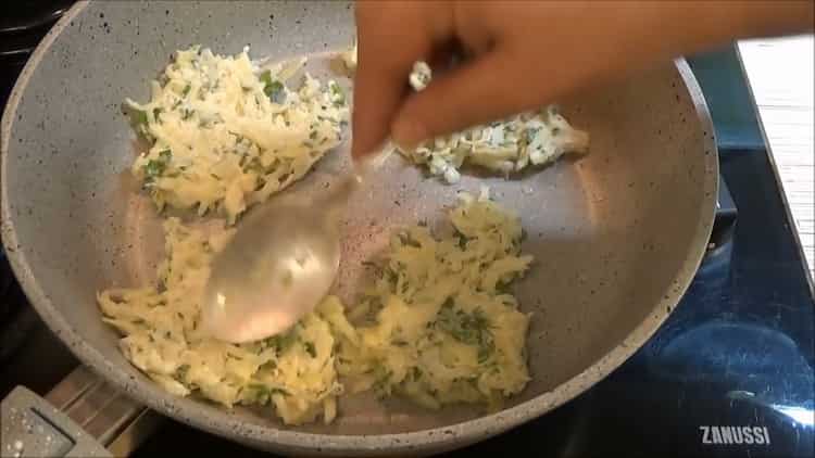 Friggere le patate per preparare le frittelle di patate