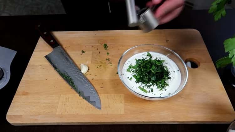 Per preparare frittelle di patate, prepara la salsa