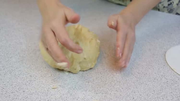 Impastare gli ingredienti per fare l'impasto.