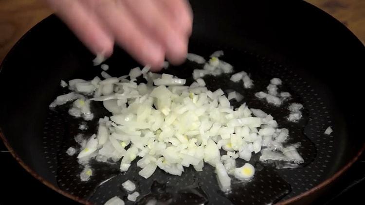 Magdagdag ng kulay-gatas upang makagawa ng julienne