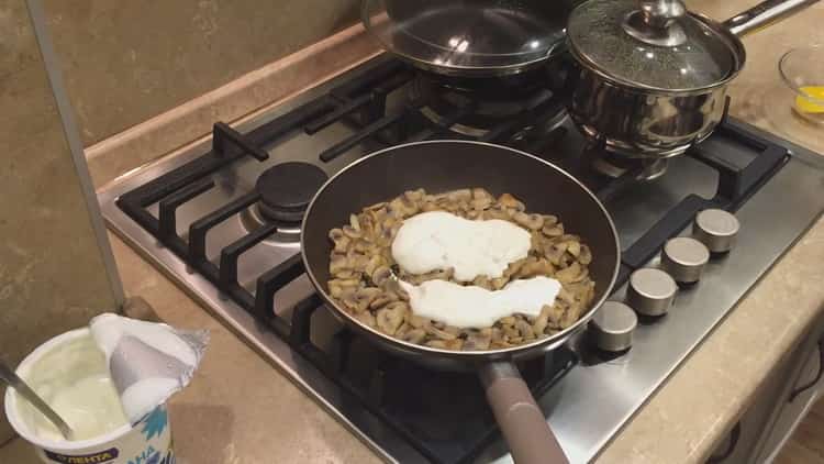 Per preparare la julienne in tartellette aggiungere la panna acida