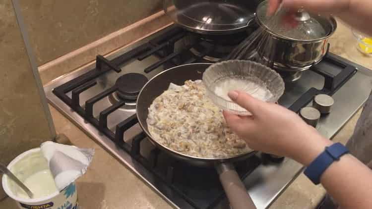 Aggiungi la farina per fare la julienne nelle tortine