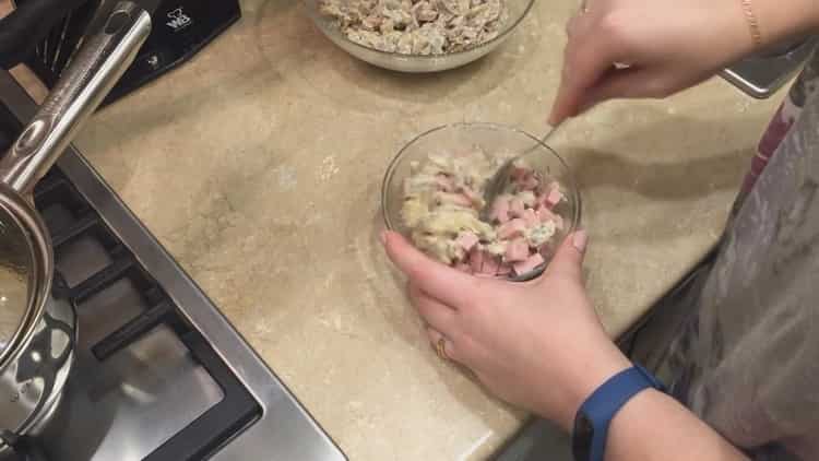 Per preparare la julienne in tartellette, prepara il ripieno