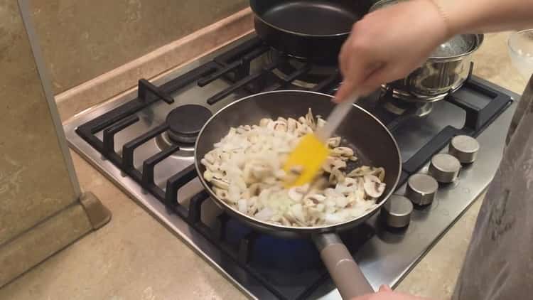 Per preparare la julienne in tartellette, friggi gli ingredienti