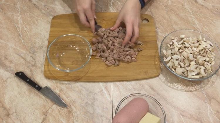 Per preparare la julienne in tartellette, prepara gli ingredienti