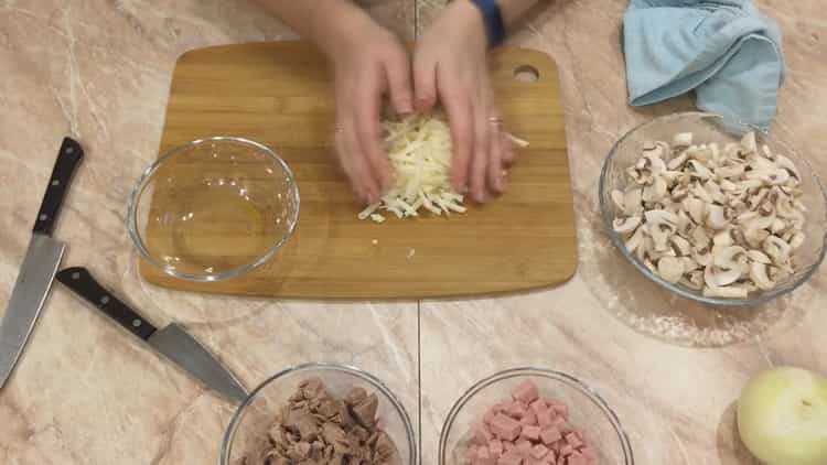 Per fare la julienne in tortine, grattugiare il formaggio